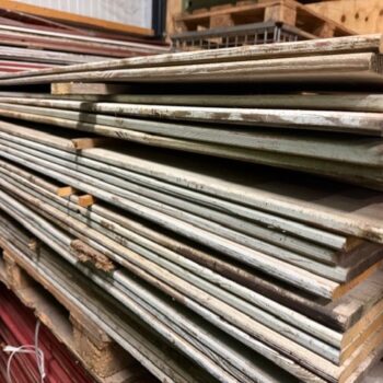 Geborsteld sloophout met verfresten wit/rood unieke plank