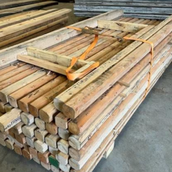 Gebruikte grenen balken 8,5 x 8,5 x 240 cm.