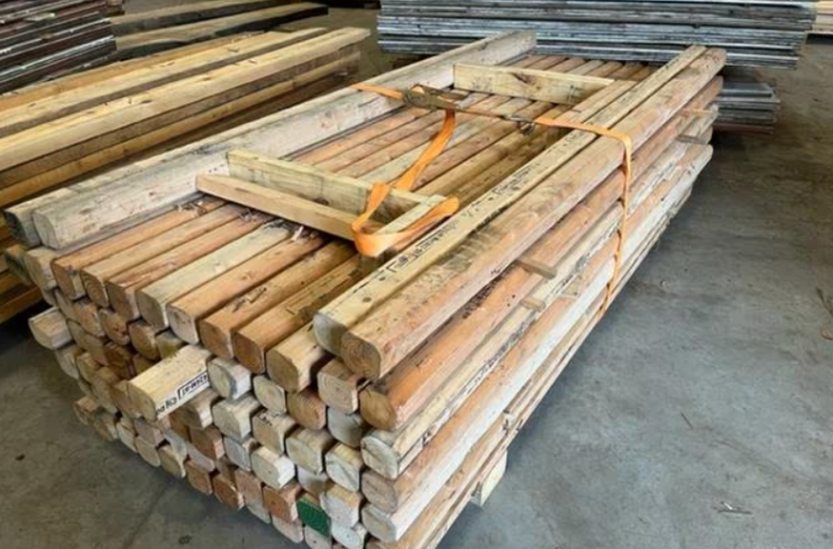 Gebruikte grenen balken 8,5 x 8,5 x 240 cm.
