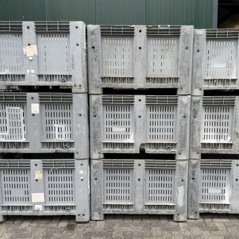 Grijze geperforeerde hooibox palletbox slowfeeder hooi paard