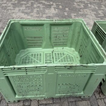 Groene geperforeerde kunststof palletbox, hooi, slowfeeder