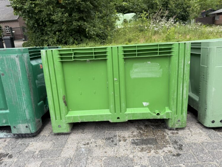 Groene palletbox paarden opslag voerbox kunststof hooi slowfeeder