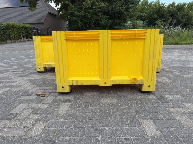 Gele geperforeerde palletbox, hooibak, slowfeeder, kunststof