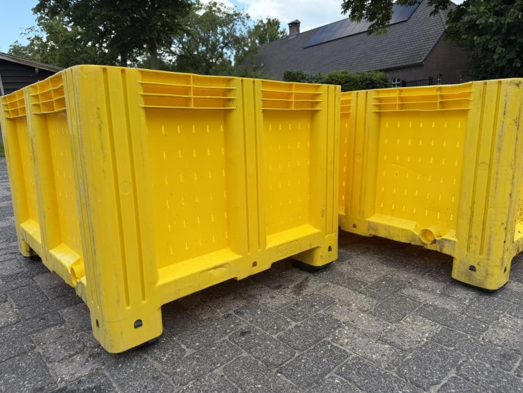 Gele geperforeerde palletbox, hooibak, slowfeeder, kunststof