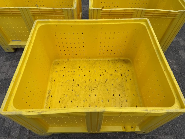 Gele geperforeerde palletbox, hooibak, slowfeeder, kunststof