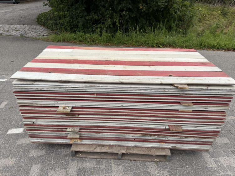 Rood/witte sloophout planken gekleurd 220cmx14cm