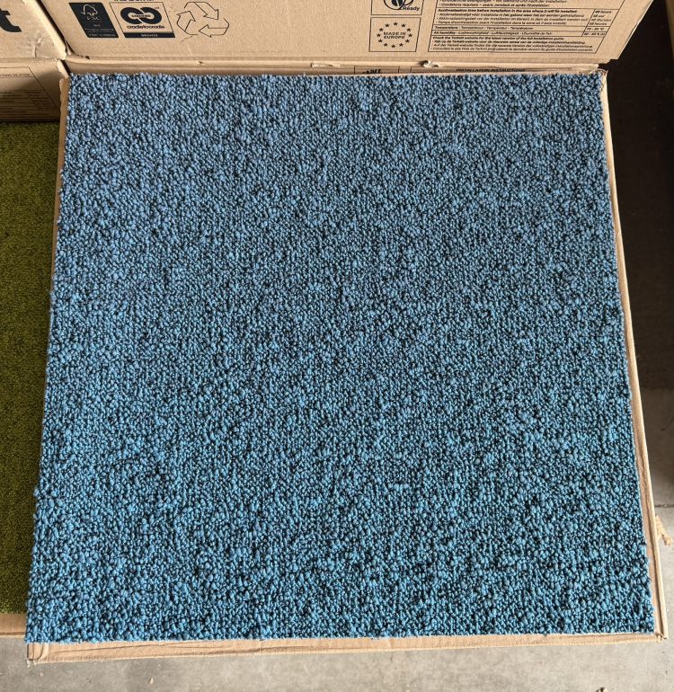 Desso tapijttegels Fuse 8423 blauw Soundmaster 50x50cm nieuw