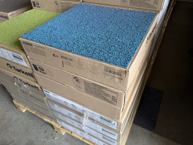 Desso tapijttegels Fuse 8423 blauw Soundmaster 50x50cm nieuw
