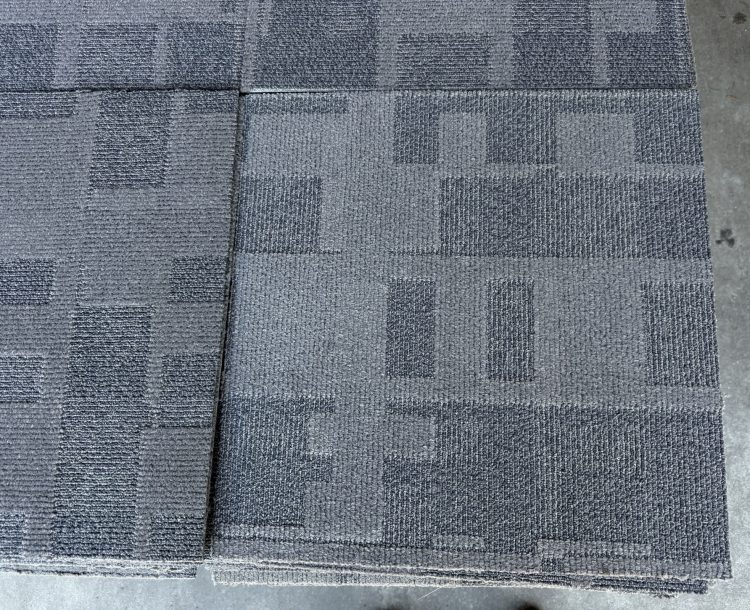 Tapijttegels 50x50cm grijs blokjes gebruikt