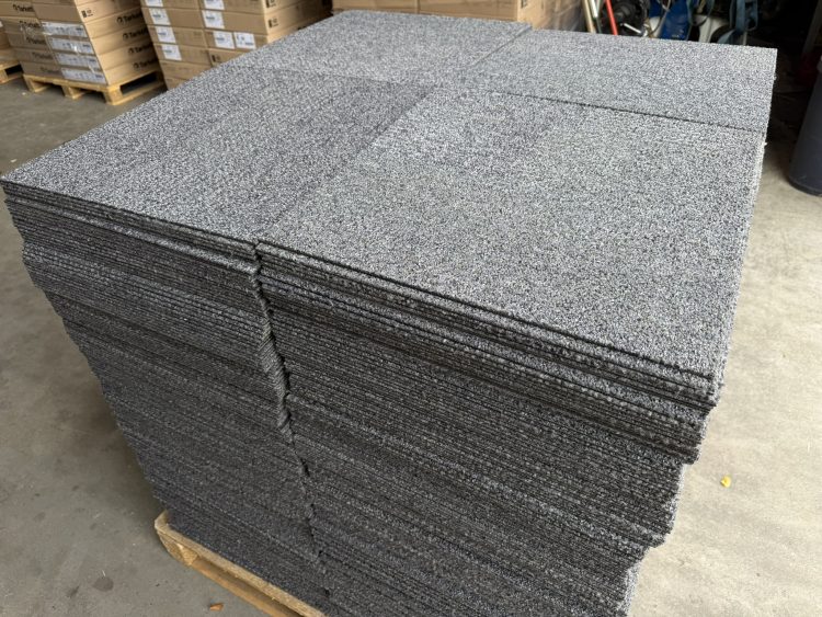 Interface Heuga tapijttegels 50x50cm donker grijs gebruikt