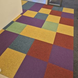 Opvallende kleurenmix tapijttegels partij 30m2