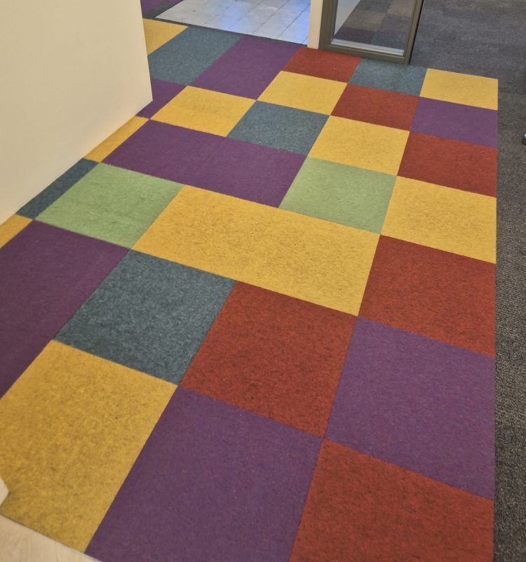 Opvallende kleurenmix tapijttegels partij 30m2