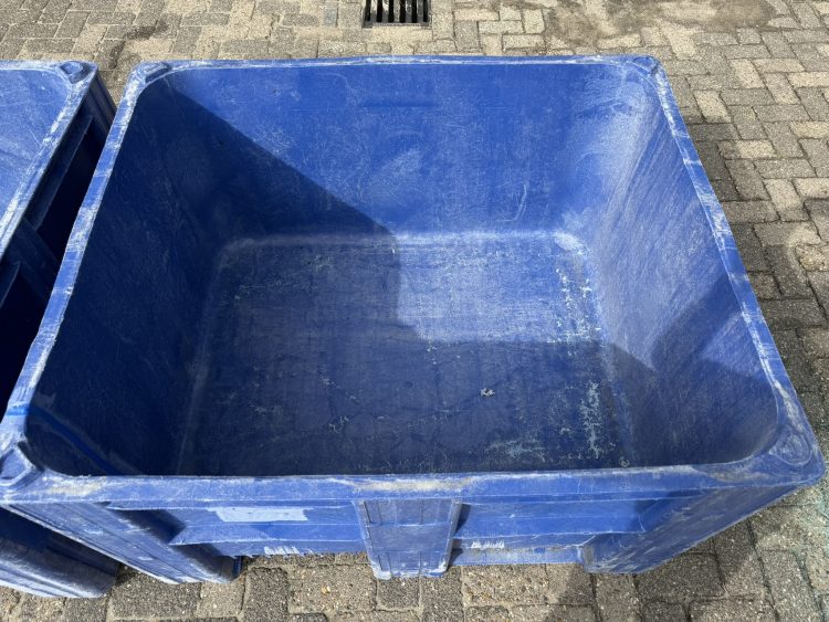 Kunststof palletbox slowfeeder puppy paard pony voerbak