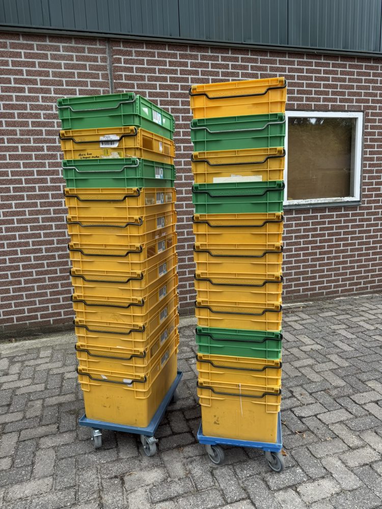 V&D stapelkrat 22x met transport dolly 2x