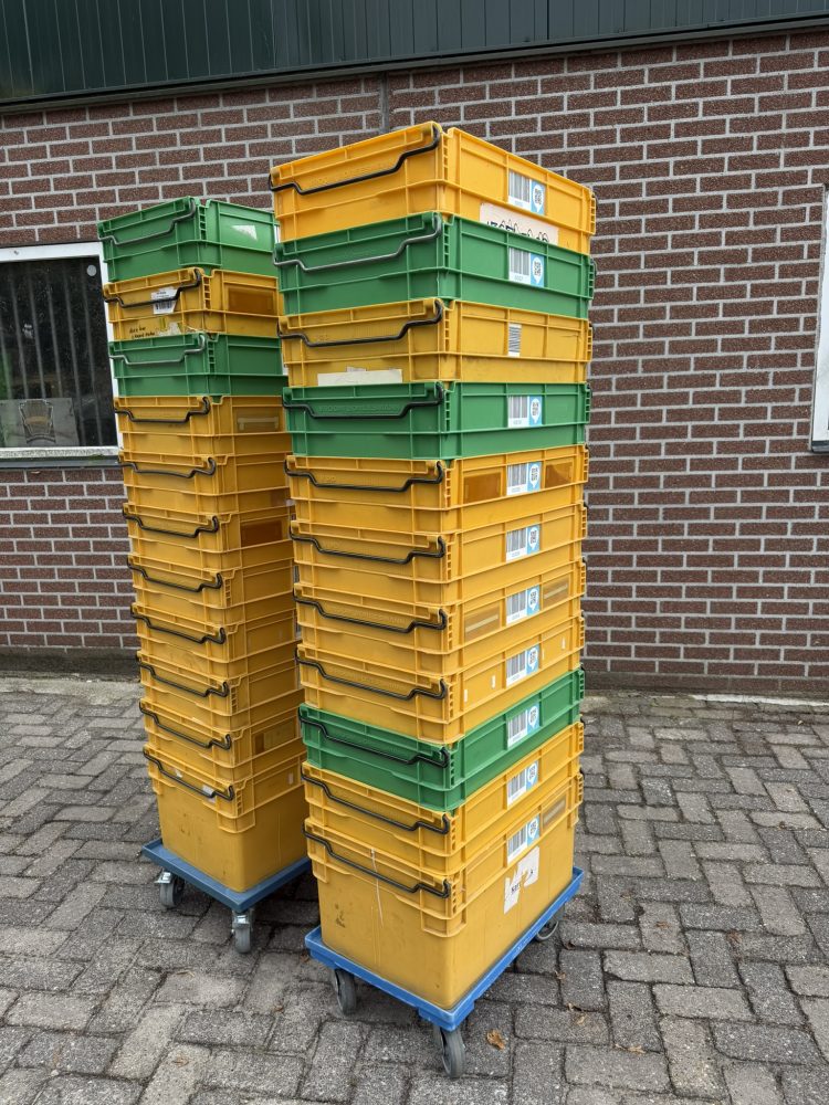 V&D stapelkrat 22x met transport dolly 2x