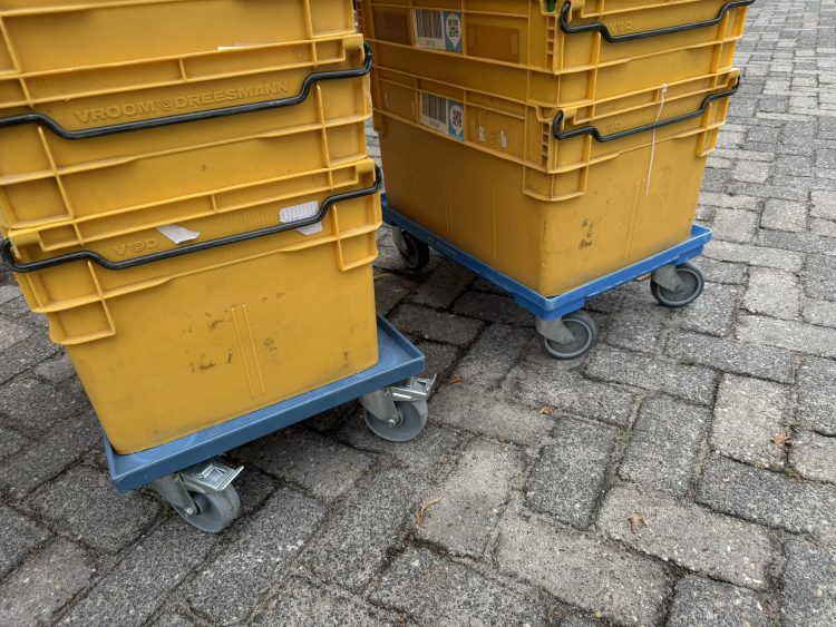 V&D stapelkrat 22x met transport dolly 2x