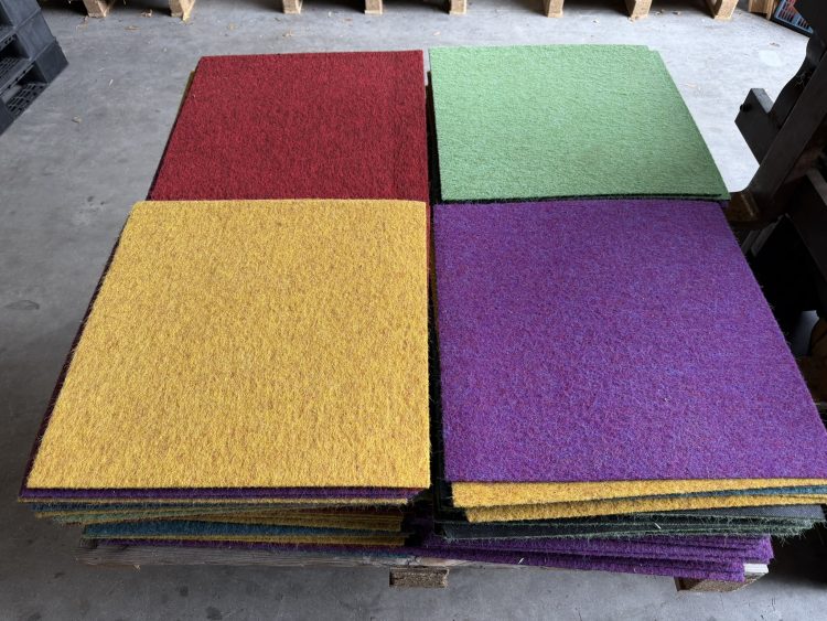 Opvallende kleurenmix tapijttegels partij 30m2
