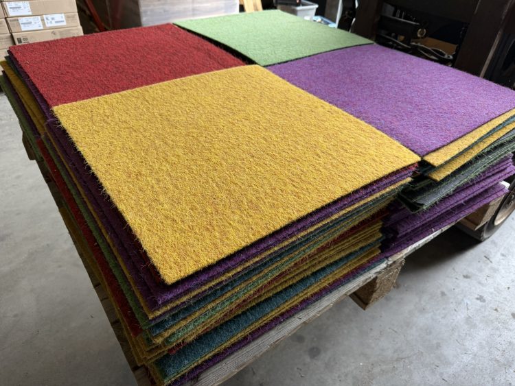 Opvallende kleurenmix tapijttegels partij 30m2