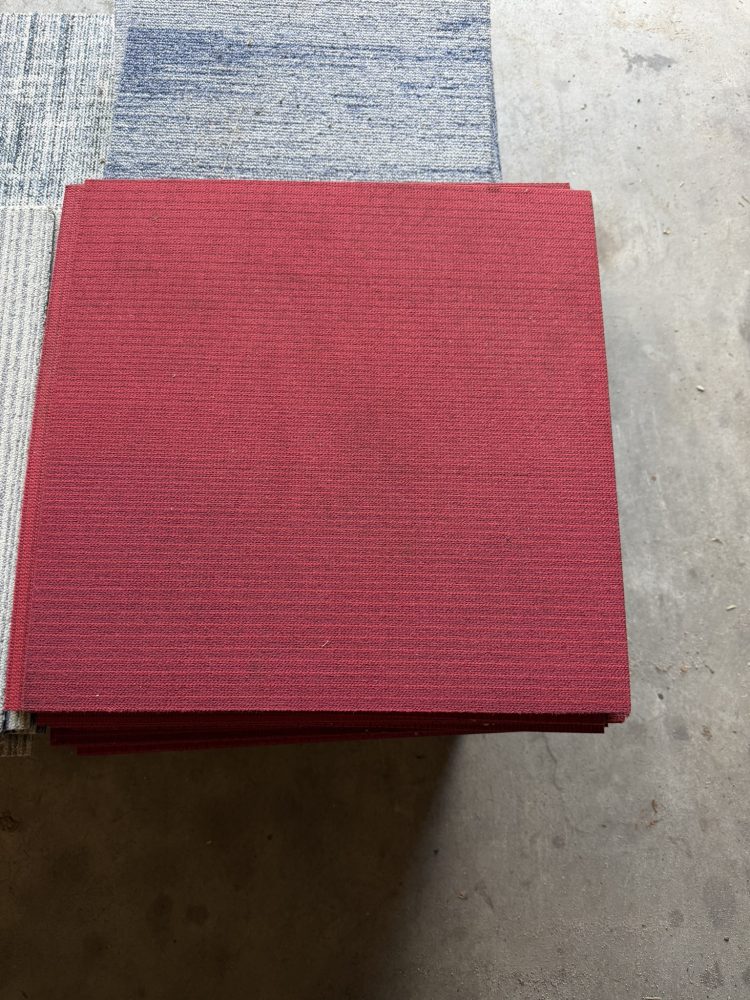 Partij gebruikte tapijttegels rood 22.5m2