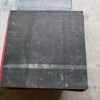 Partij gebruikte tapijttegels rood 22.5m2