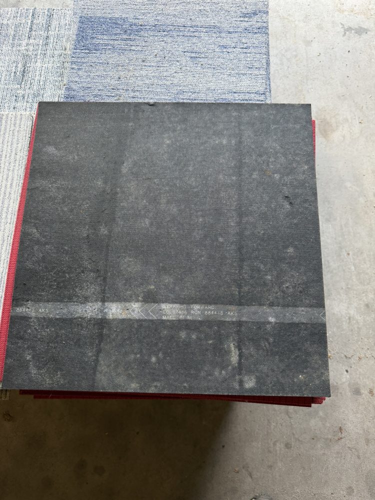 Partij gebruikte tapijttegels rood 22.5m2
