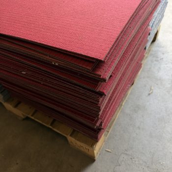Partij gebruikte tapijttegels rood 22.5m2