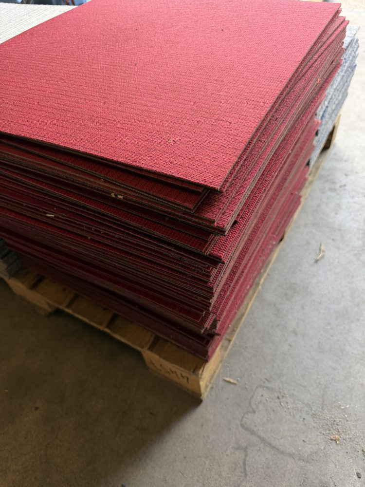 Partij gebruikte tapijttegels rood 22.5m2