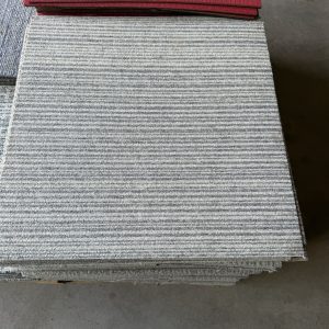 Partij gebruikte tapijttegels grijs/streepjes 21m2
