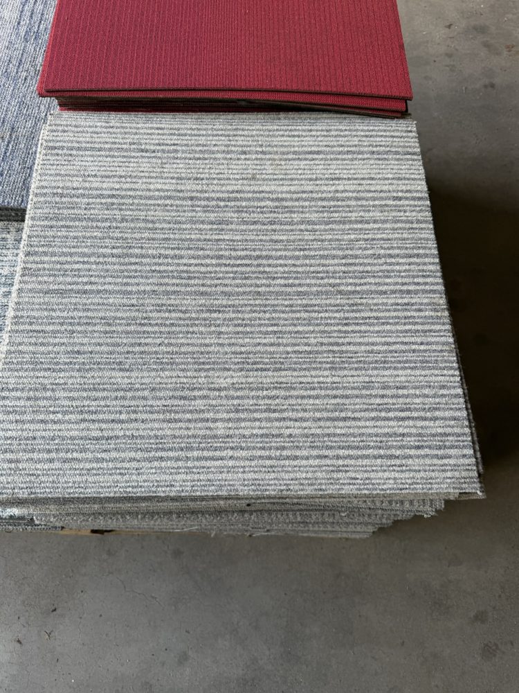 Partij gebruikte tapijttegels grijs/streepjes 21m2