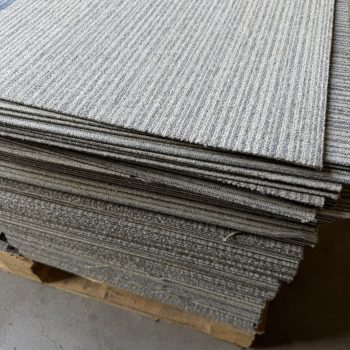 Partij gebruikte tapijttegels grijs/streepjes 21m2