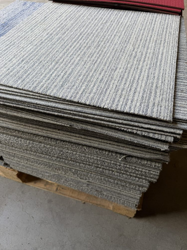 Partij gebruikte tapijttegels grijs/streepjes 21m2