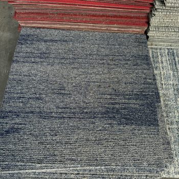 Partij gebruikte tapijttegels blauw/grijs 11m2