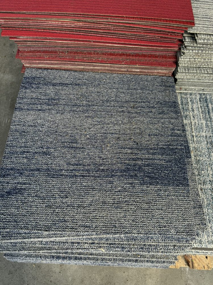 Partij gebruikte tapijttegels blauw/grijs 11m2
