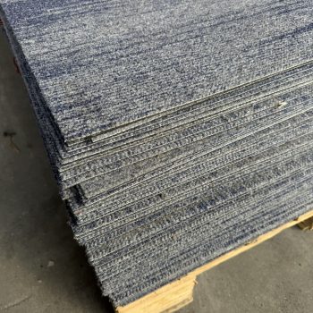 Partij gebruikte tapijttegels blauw/grijs 11m2
