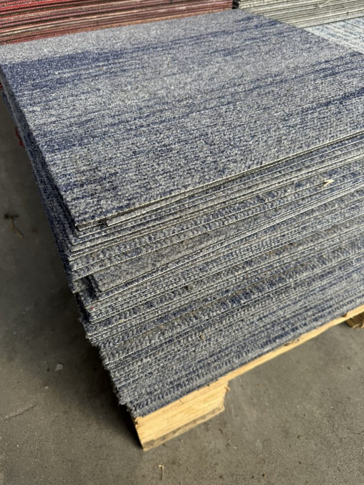 Partij gebruikte tapijttegels blauw/grijs 11m2