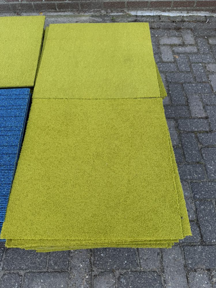 Partij gebruikte tapijttegels groen 30m2