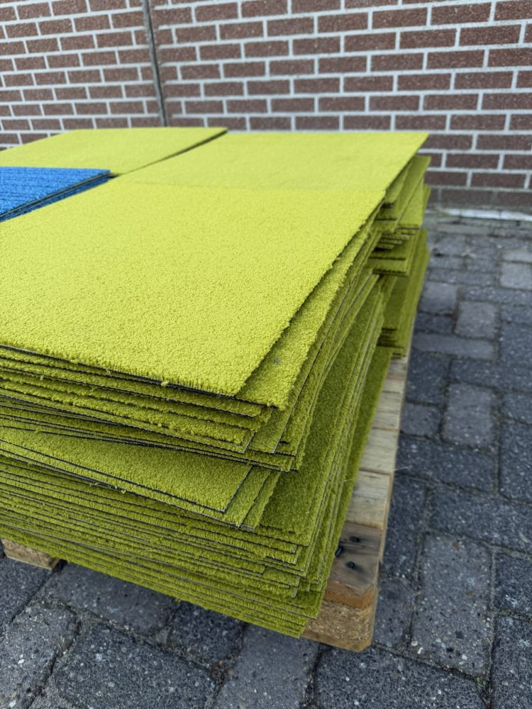 Partij gebruikte tapijttegels groen 30m2