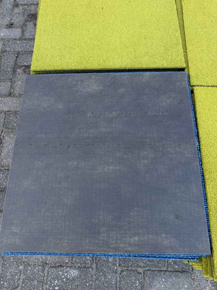 Partij gebruikte tapijttegels blauw 16m2