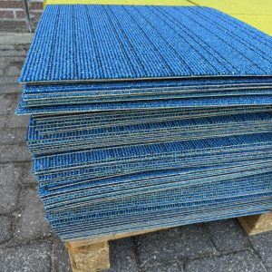 Partij gebruikte tapijttegels blauw 16m2