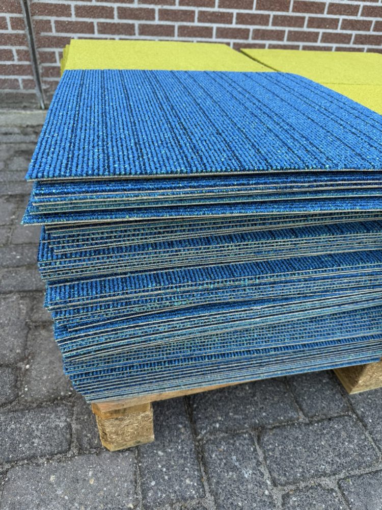 Partij gebruikte tapijttegels blauw 16m2
