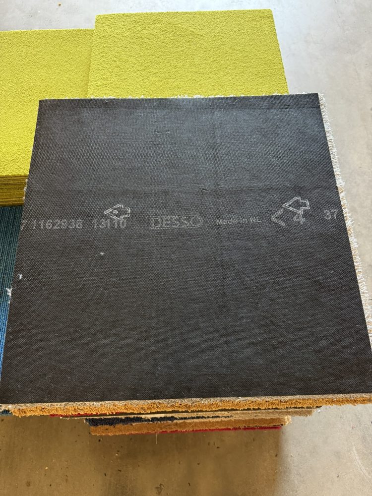 Partij Desso tapijttegels kleuren mix 50x50cm nieuw