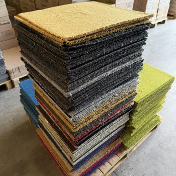 Partij Desso tapijttegels kleuren mix 50x50cm nieuw