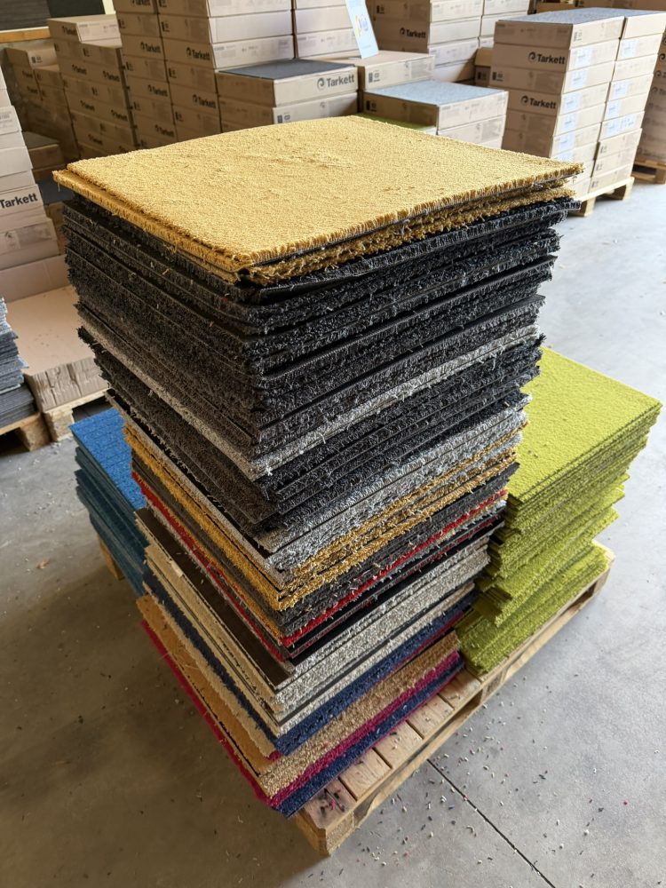 Partij Desso tapijttegels kleuren mix 50x50cm nieuw
