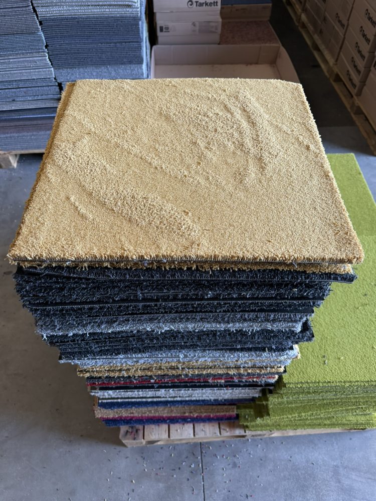 Partij Desso tapijttegels kleuren mix 50x50cm nieuw
