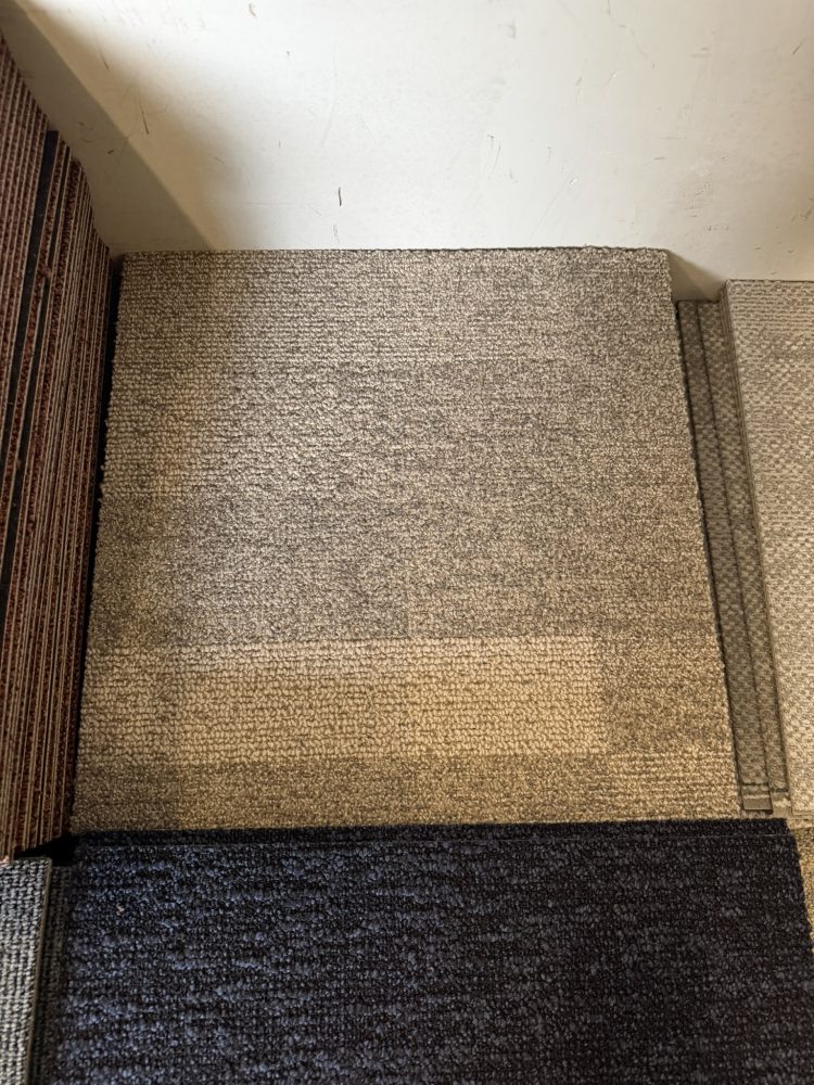 Partij Desso tapijttegels B-keus beige 50x50cm nieuw #028