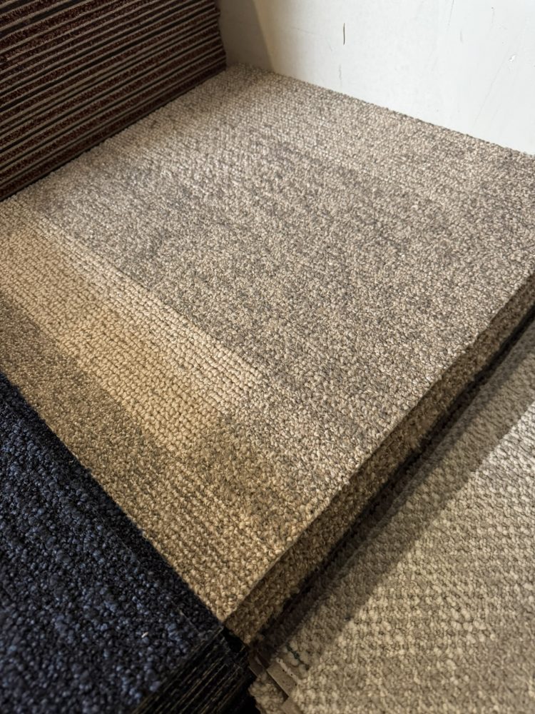 Partij Desso tapijttegels B-keus beige 50x50cm nieuw #028