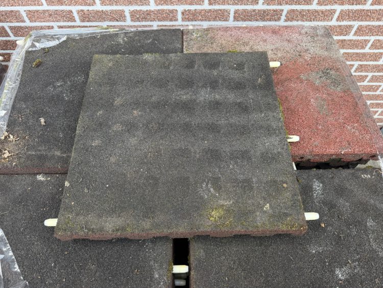 Rubber tegels 4,5cm 50x50 paardenstal, speeltoestellen