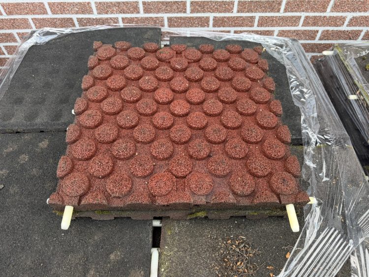 Rubber tegels 4,5cm 50x50 paardenstal, speeltoestellen