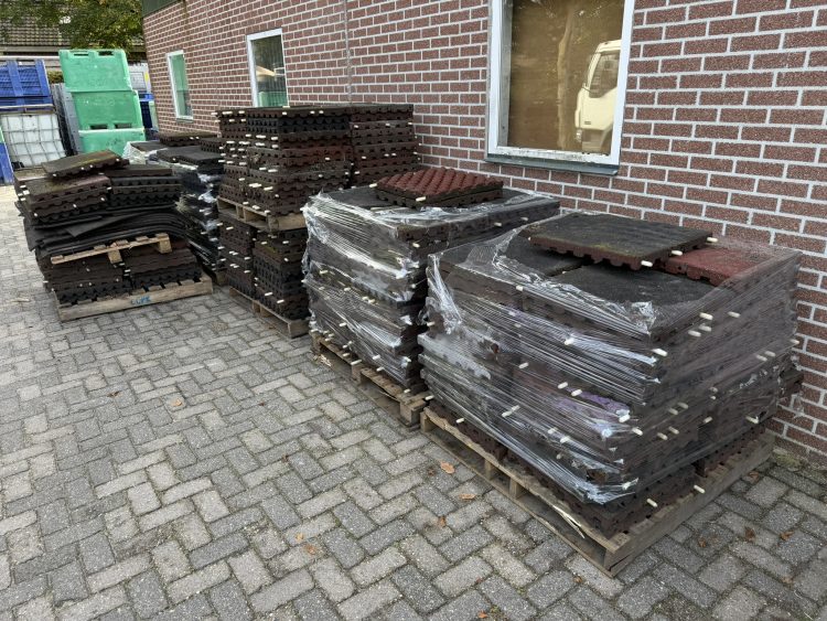 Rubber tegels 4,5cm 50x50 paardenstal, speeltoestellen