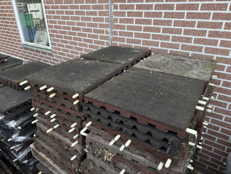 Rubber tegels 4,5cm 50x50 paardenstal, speeltoestellen